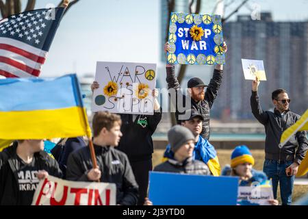 Detroit, Michigan, Stati Uniti, 7 marzo 2022: La gente ha dei segni durante una protesta contro l'invasione russa dell'Ucraina. Foto Stock