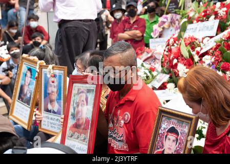 Bangkok, Tailandia. 10th Apr 2022. Thailandia : 10 aprile 2022 seguaci del fronte Unito della Thailandia per la democrazia contro la dittatura (UDD), O il movimento della camicia rossa, radunato per commemorare il 12th anniversario (10 aprile 2010) al memoriale di ottobre 14th, all'incrocio di Kok Wua su Ratchadamnoen Avenue a Bangkok del violento giro di vite sui manifestanti della camicia rossa da parte del governo di quel tempo. (Credit Image: © Teera Noisakran/Pacific Press via ZUMA Press Wire) Credit: ZUMA Press, Inc./Alamy Live News Foto Stock