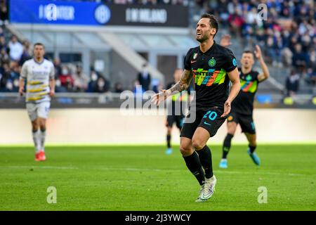 Milano, Italia. 09th, Aprile 2022. Hakan Calhanoglu (20) dell'Inter ha visto nella Serie una partita tra Inter e Hellas Verona a Giuseppe Meazza a Milano. (Photo credit: Gonzales Photo - Tommaso Fimiano). Foto Stock