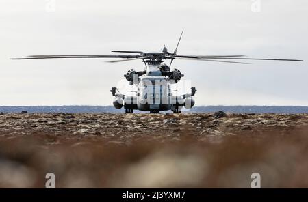 A U.S. Marine Corps CH-53E Super Stallion assegnato a Air Combat Element, 22nd Marine Expeditionary Unit estrae Royal Marine Commandos assegnato a M Company, 42 Commando Royal Marines durante un recupero tattico di aerei e personale esercizio a sostegno del Viking Nord 2022 su Keflavik Airbase, Islanda, 8 aprile 2022. Il Viking del Nord 22 rafforza l'interoperabilità e la disponibilità della forza tra gli Stati Uniti, l'Islanda e le nazioni alleate, consentendo il comando e il controllo multidominio di forze comuni e di coalizione nella difesa dell'Islanda e delle linee di comunicazione del Mare in Groenlandia, Islanda, ONU Foto Stock