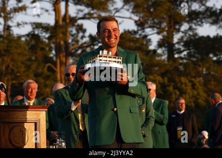 Augusta, Stati Uniti. 10th Apr 2022. Scottie Scheffler detiene il trofeo dopo aver vinto il torneo di golf Masters 2022 all'Augusta National Golf Club di Augusta, Georgia, domenica 10 aprile 2022. Foto di John Angelillo/UPI Credit: UPI/Alamy Live News Foto Stock