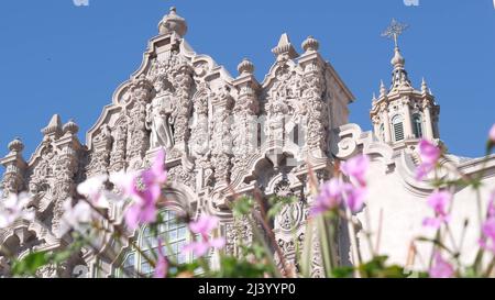 Architettura coloniale spagnola rivitalizzante a Balboa Park, San Diego, California USA. Edificio storico, classico stile barocco o romanticismo rococò. Decorazioni a rilievo del campanile e cupola o cupola a mosaico. Fiori. Foto Stock