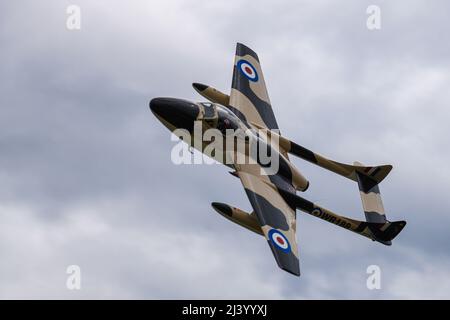 Il Mikoyan-Gurevich MIG-17 si esibisce al Titans of Flight Air Expo, Joint base Charleston, South Carolina, 9 aprile 2022. L'esposizione aerea mostra più di 50 spettacoli di dimostrazione aerea e mostre statiche di aerei. (STATI UNITI Air Force foto di Senior Airman Jade Dubiel) Foto Stock