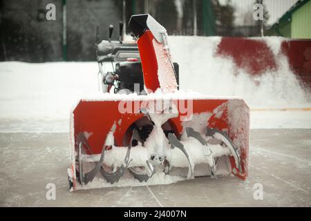 Attrezzatura per la rimozione della neve in pista. Rimozione del ghiaccio per sciare. Tritatutto per ghiaccio. Lama affilata. Attrezzatura diesel per la rimozione dello strato di neve. Foto Stock