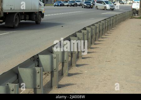 Paraurti. Ostruzione sul lato della strada. Sicurezza stradale. Foto Stock