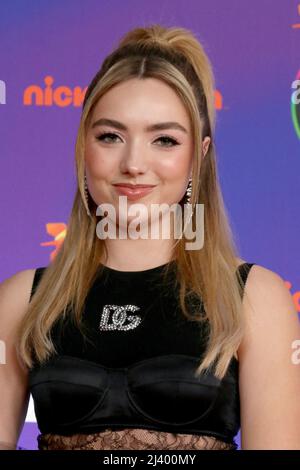 9 aprile 2022, Santa Monica, CA, USA: LOS ANGELES - Apr 9: Peyton List al 2022 Kids Choice Awards al Barker Hanger il 9 aprile 2022 a Santa Monica, CA (Credit Image: © Kay Blake/ZUMA Press Wire) Foto Stock