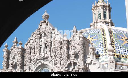 Architettura coloniale spagnola rivitalizzante a Balboa Park, San Diego, California USA. Edificio storico, classico stile barocco o romanticismo rococò. Decorazione a rilievo del campanile o del campanile e cupola o cupola a mosaico Foto Stock