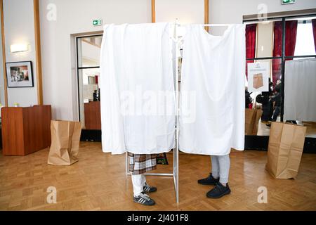 Parigi, Francia. 10th Apr 2022. Gli elettori francesi si dirigono alle urne per votare per il primo turno delle elezioni presidenziali, per eleggere il loro nuovo presidente della Repubblica. L'illustrazione raffigura le persone che votano nel seggio elettorale di Parigi, Francia, il 10 aprile 2022. Foto di Victor Joly/ABACAPRESS.COM Credit: Victor Joly/Alamy Live News Foto Stock