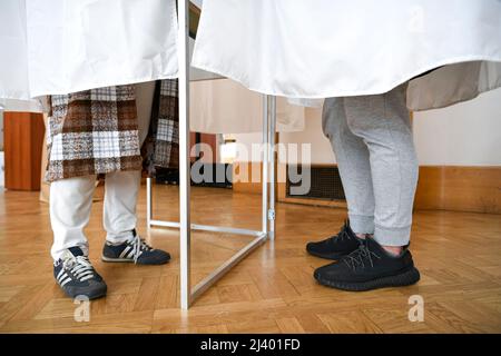 Parigi, Francia. 10th Apr 2022. Gli elettori francesi si dirigono alle urne per votare per il primo turno delle elezioni presidenziali, per eleggere il loro nuovo presidente della Repubblica. L'illustrazione raffigura le persone che votano nel seggio elettorale di Parigi, Francia, il 10 aprile 2022. Foto di Victor Joly/ABACAPRESS.COM Credit: Victor Joly/Alamy Live News Foto Stock