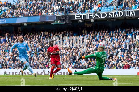 Manchester, Regno Unito. 10th Apr 2022. Il Sadio Mane di Liverpool segna il secondo obiettivo di equalizzazione durante la partita della Premier League inglese tra Manchester City e Liverpool a Manchester, in Gran Bretagna, il 10 aprile 2022. Il gioco si è concluso con un pareggio del 2-2. Credit: Xinhua/Alamy Live News Foto Stock