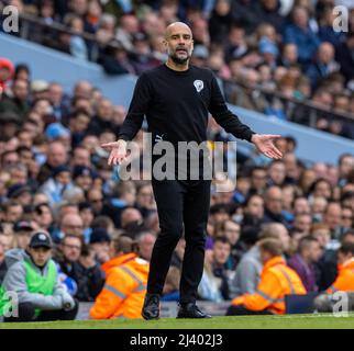 Manchester, Regno Unito. 10th Apr 2022. Il direttore di Manchester City, Pep Guardiola, reagisce durante la partita della Premier League inglese tra Manchester City e Liverpool a Manchester, in Gran Bretagna, il 10 aprile 2022. Il gioco si è concluso con un pareggio del 2-2. Credit: Xinhua/Alamy Live News Foto Stock