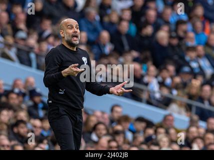 Manchester, Regno Unito. 10th Apr 2022. Il direttore di Manchester City, Pep Guardiola, reagisce durante la partita della Premier League inglese tra Manchester City e Liverpool a Manchester, in Gran Bretagna, il 10 aprile 2022. Il gioco si è concluso con un pareggio del 2-2. Credit: Xinhua/Alamy Live News Foto Stock