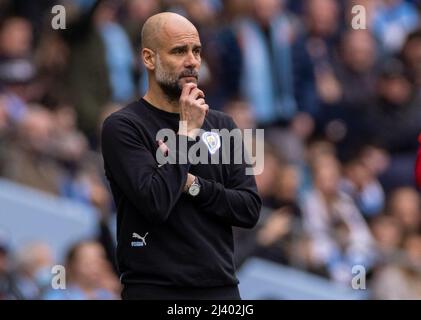 Manchester, Regno Unito. 10th Apr 2022. Il direttore di Manchester City, Pep Guardiola, reagisce durante la partita della Premier League inglese tra Manchester City e Liverpool a Manchester, in Gran Bretagna, il 10 aprile 2022. Il gioco si è concluso con un pareggio del 2-2. Credit: Xinhua/Alamy Live News Foto Stock