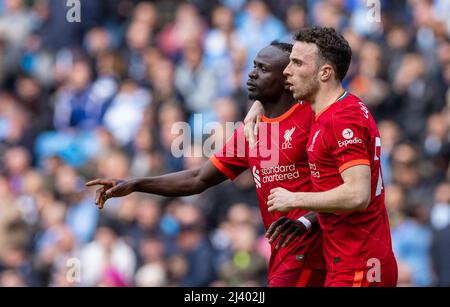 Manchester, Regno Unito. 10th Apr 2022. Sadio Mane (L) di Liverpool celebra con il compagno di squadra Diogo Jota dopo aver segnato il secondo obiettivo di equalizzazione del suo lato durante la partita della Premier League inglese tra Manchester City e Liverpool a Manchester, in Gran Bretagna, il 10 aprile 2022. Il gioco si è concluso con un pareggio del 2-2. Credit: Xinhua/Alamy Live News Foto Stock