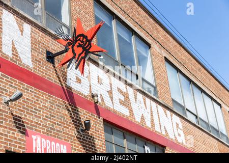 Revolution Brewing è la più grande birreria artigianale dell'Illinois. La posizione su N. Kedzie offre un taproom con visite guidate. Foto Stock