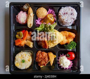 Vassoio da pranzo giapponese bento con una varieta' di piccoli piatti Foto Stock