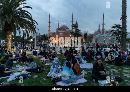 Istanbul, Turchia. 10 aprile 2022: I fedeli musulmani rompono il loro digiuno e hanno Iftar in Piazza Sultanahmet nel mese santo del Ramadan a Istanbul, Turchia, domenica 10 aprile 2022. L'IFTAR, noto anche come futoor, è il pasto serale con cui i musulmani concludono il loro Ramadan quotidiano veloce al tramonto. Spezzano il loro digiuno al momento della chiamata alla preghiera per la preghiera serale. (Credit Image: © Tolga Ildun/ZUMA Press Wire) Credit: ZUMA Press, Inc./Alamy Live News Foto Stock