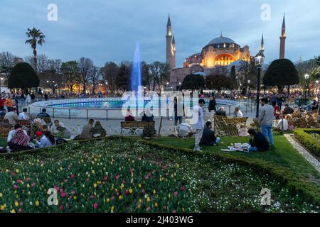 Istanbul, Turchia. 10 aprile 2022: I fedeli musulmani rompono il loro digiuno e hanno Iftar in Piazza Sultanahmet nel mese santo del Ramadan a Istanbul, Turchia, domenica 10 aprile 2022. L'IFTAR, noto anche come futoor, è il pasto serale con cui i musulmani concludono il loro Ramadan quotidiano veloce al tramonto. Spezzano il loro digiuno al momento della chiamata alla preghiera per la preghiera serale. (Credit Image: © Tolga Ildun/ZUMA Press Wire) Credit: ZUMA Press, Inc./Alamy Live News Foto Stock