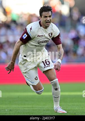 Roma, Italia. 10th Apr 2022. Ivan Radovanovic di Salernitana celebra il suo obiettivo durante una partita di calcio a Roma, 10 aprile 2022, tra Roma e Salernitana. Credit: Alberto Lingria/Xinhua/Alamy Live News Foto Stock