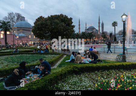 Istanbul, Turchia. 10 aprile 2022: I fedeli musulmani rompono il loro digiuno e hanno Iftar in Piazza Sultanahmet nel mese santo del Ramadan a Istanbul, Turchia, domenica 10 aprile 2022. L'IFTAR, noto anche come futoor, è il pasto serale con cui i musulmani concludono il loro Ramadan quotidiano veloce al tramonto. Spezzano il loro digiuno al momento della chiamata alla preghiera per la preghiera serale. (Credit Image: © Tolga Ildun/ZUMA Press Wire) Credit: ZUMA Press, Inc./Alamy Live News Foto Stock