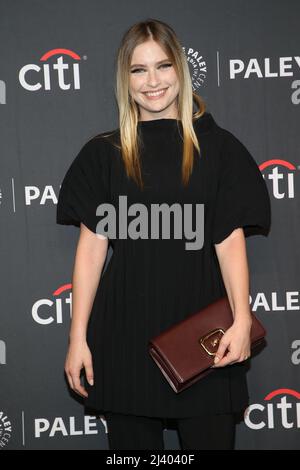 Hollywood, CA. 10th Apr 2022. Camille Razat al Emily in Parisl rosso tappeto durante PaleyFest la 2022 al Dolby Theatre di Hollywood, California, il 10 aprile 2022. Credit: Faye Sadou/Media Punch/Alamy Live News Foto Stock