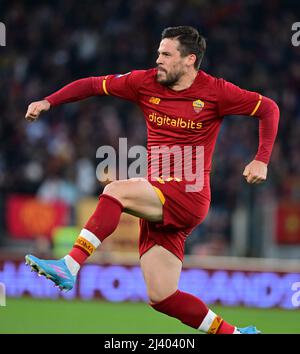 Roma, Italia. 10th Apr 2022. Carles Perez di Roma celebra il suo obiettivo durante una partita di calcio della Serie A tra Roma e Salernitana a Roma, il 10 aprile 2022. Credit: Alberto Lingria/Xinhua/Alamy Live News Foto Stock