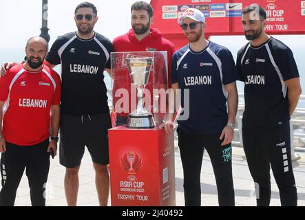 Beirut, Libano. 10th Apr 2022. I giocatori libanesi di basket si presentano con il Trofeo FIBA Asia Cup a Beirut, Libano, il 10 aprile 2022. Il FIBA Asia Cup Trophy Tour è l'inizio di quella che sarà una fantastica estate di feste di basket a Giacarta a luglio. Il trofeo si imbarcherà in un viaggio che parte dal Libano, sede della FIBA Asia Cup 2017, e termina in Indonesia. Credit: Bilal Jawich/Xinhua/Alamy Live News Foto Stock