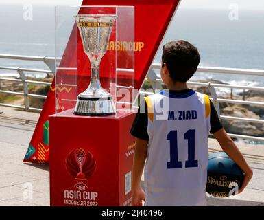 Beirut, Libano. 10th Apr 2022. Un giovane appassionato di basket guarda il Trofeo FIBA Asia Cup a Beirut, Libano, il 10 aprile 2022. Il FIBA Asia Cup Trophy Tour è l'inizio di quella che sarà una fantastica estate di feste di basket a Giacarta a luglio. Il trofeo si imbarcherà in un viaggio che parte dal Libano, sede della FIBA Asia Cup 2017, e termina in Indonesia. Credit: Bilal Jawich/Xinhua/Alamy Live News Foto Stock