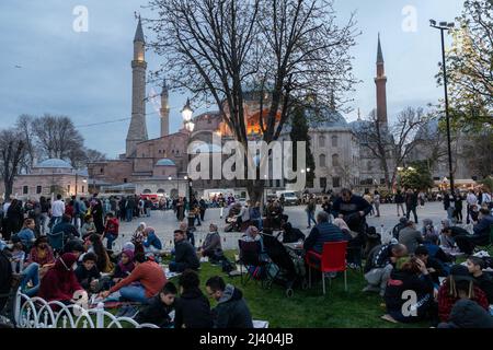 Istanbul, Turchia. 10 aprile 2022: I fedeli musulmani rompono il loro digiuno e hanno Iftar in Piazza Sultanahmet nel mese santo del Ramadan a Istanbul, Turchia, domenica 10 aprile 2022. L'IFTAR, noto anche come futoor, è il pasto serale con cui i musulmani concludono il loro Ramadan quotidiano veloce al tramonto. Spezzano il loro digiuno al momento della chiamata alla preghiera per la preghiera serale. (Credit Image: © Tolga Ildun/ZUMA Press Wire) Credit: ZUMA Press, Inc./Alamy Live News Foto Stock