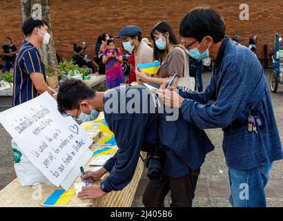 Chiang mai, Tailandia. 10th Apr 2022. I manifestanti thailandesi scrivono le cartoline durante il rally. Gli attivisti si sono riuniti alla porta di Tha Phae a Chiang mai, in solidarietà con i civili ucraini e per protestare contro le truppe russe che invadono il paese. (Foto di Pongmanat Tasiri/SOPA Images/Sipa USA) Credit: Sipa USA/Alamy Live News Foto Stock