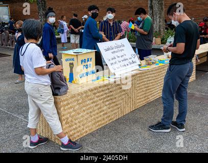 Chiang mai, Tailandia. 10th Apr 2022. I manifestanti thailandesi scrivono delle cartoline durante gli attivisti radunati alla porta di Tha Phae a Chiang mai, in solidarietà con i civili ucraini e per protestare contro le truppe russe che invadono il paese. (Foto di Pongmanat Tasiri/SOPA Images/Sipa USA) Credit: Sipa USA/Alamy Live News Foto Stock