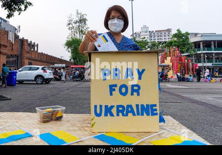 Chiang mai, Tailandia. 10th Apr 2022. L'attivista thailandese tiene una cartolina durante il rally. Gli attivisti si sono riuniti alla porta di Tha Phae a Chiang mai, in solidarietà con i civili ucraini e per protestare contro le truppe russe che invadono il paese. (Foto di Pongmanat Tasiri/SOPA Images/Sipa USA) Credit: Sipa USA/Alamy Live News Foto Stock