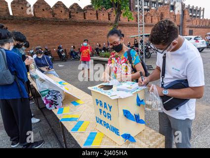 Chiang mai, Tailandia. 10th Apr 2022. I manifestanti thailandesi scrivono delle cartoline durante gli attivisti radunati alla porta di Tha Phae a Chiang mai, in solidarietà con i civili ucraini e per protestare contro le truppe russe che invadono il paese. (Foto di Pongmanat Tasiri/SOPA Images/Sipa USA) Credit: Sipa USA/Alamy Live News Foto Stock