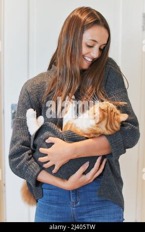 Voglio solo essere una mamma di gatto che si trova a casa. Scatto di una giovane donna che porta il suo gatto a casa. Foto Stock