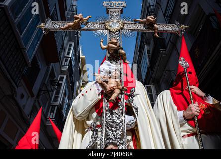 Cadice, Spagna. 11th Apr 2022. I Penitenti sono visti durante una processione per celebrare la Domenica delle Palme, detta anche Domenica della Passione, il primo giorno della settimana Santa e la Domenica prima di Pasqua, commemorando l'ingresso trionfale di Gesù Cristo a Gerusalemme dopo due anni di restrizioni di viaggio e cancellazioni a Cadiz Covid-19. Credit: SOPA Images Limited/Alamy Live News Foto Stock