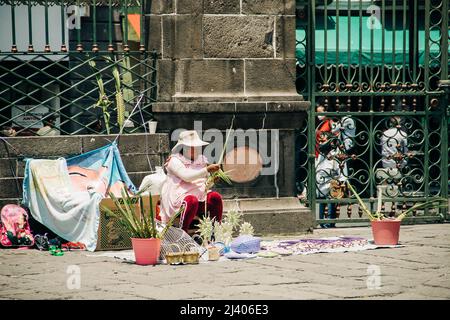 Gli artigiani vendono figure di palme durante la celebrazione della Domenica delle Palme fuori dalla Cattedrale di Puebla Foto Stock