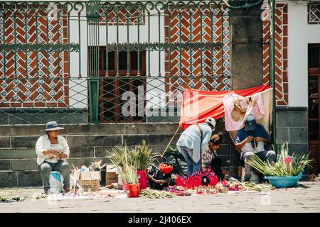 Gli artigiani vendono figure di palme durante la celebrazione della Domenica delle Palme fuori dalla Cattedrale di Puebla Foto Stock