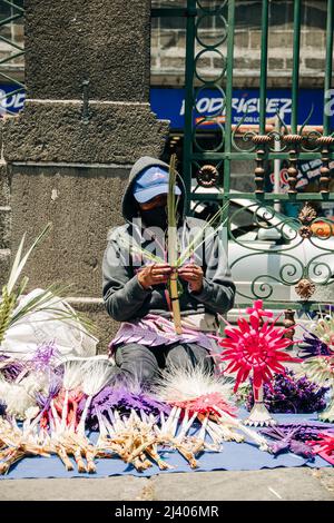 Gli artigiani vendono figure di palme durante la celebrazione della Domenica delle Palme fuori dalla Cattedrale di Puebla Foto Stock