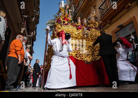 Cadice, Spagna. 11th Apr 2022. I Penitenti sono visti durante una processione per celebrare la Domenica delle Palme, detta anche Domenica della Passione, il primo giorno della settimana Santa e la Domenica prima di Pasqua, commemorando l'ingresso trionfale di Gesù Cristo a Gerusalemme dopo due anni di restrizioni di viaggio e cancellazioni a Cadiz Covid-19. (Foto di Miguel candela/SOPA Images/Sipa USA) Credit: Sipa USA/Alamy Live News Foto Stock