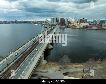 Vista aerea del Longfellow Bridge che collega il centro di Boston e Cambridge Massachusetts con un treno della metropolitana di passaggio Foto Stock