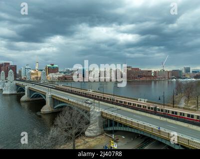 Vista aerea del Longfellow Bridge che collega il centro di Boston e Cambridge Massachusetts con un treno della metropolitana di passaggio Foto Stock