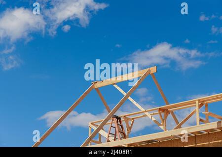 Travi in legno tetto in costruzione in nuova casa con una vista cielo chiaro Foto Stock