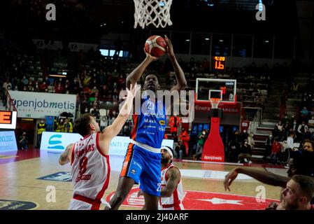 Varese, Italia. 10th Apr 2022. Sims spara durante Openjobmetis Varese vs Nutribullet Treviso Basket, Campionato Italiano di Basket A Serie a Varese, Italia, aprile 10 2022 Credit: Independent Photo Agency/Alamy Live News Foto Stock