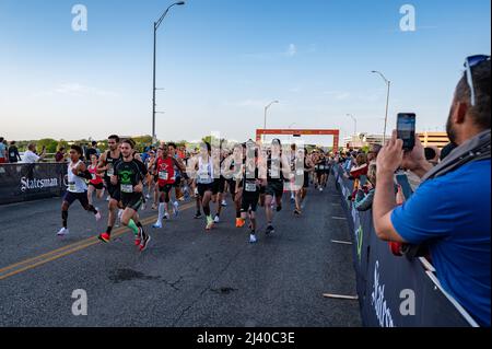 Austin, Texas, Stati Uniti. 10 aprile 2022. L'inizio delle Cap10K, Domenica mattina 8am. Oltre 15.000 persone hanno partecipato al Campidoglio 10.000, un 10K gestito dal quotidiano locale, l'uomo di stato americano di Austin. I primi finitori della Cap10K hanno attraversato la linea in poco più di 30 minuti. Credit: Sidney Bruere/Alamy Live News Foto Stock