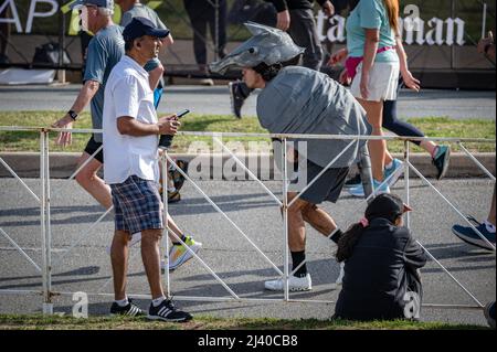 Austin, Texas, Stati Uniti. 10 aprile 2022. DASH Armadillo corre nel 2022 Cap 10K. Oltre 15.000 persone hanno partecipato al Campidoglio 10.000, un 10K gestito dal quotidiano locale, l'uomo di stato americano di Austin. I primi finitori della Cap10K hanno attraversato la linea in poco più di 30 minuti. Credit: Sidney Bruere/Alamy Live News Foto Stock