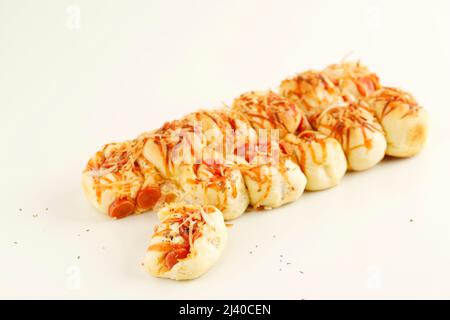 Rotolo di pizza fatto in casa tirare a parte il pane con formaggio e salsiccia, spazio di copia per testo, ricetta, o pubblicità Foto Stock