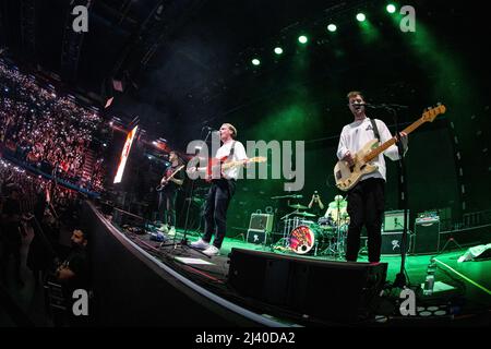 Assago Milano Italia. 10 aprile 2022. La band indie-pop inglese SOLO I POETI si esibiscono al Mediolanum Forum aprendo lo spettacolo di Luis Tomlinson. Foto Stock