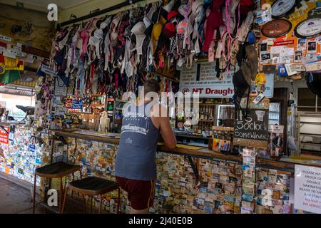 Il pub Daly Waters decorato con cimeli nel Northern Territory, Australia Foto Stock