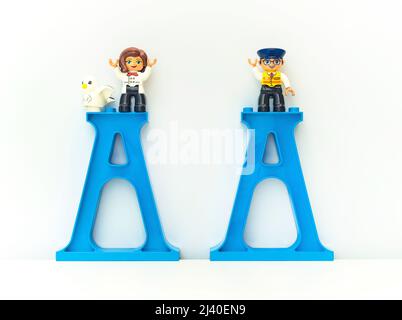 2021: Costruttore LEGO serie amici, personaggi si trova su Una lettera bianca Foto Stock