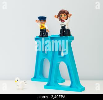 2021: Costruttore LEGO serie amici, personaggi si trova su Una lettera bianca Foto Stock